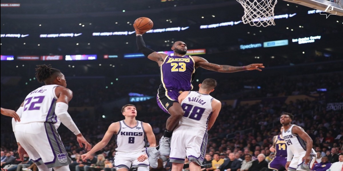 Lebron James Bantu Lakers Mengalahkan Rival Terbesar